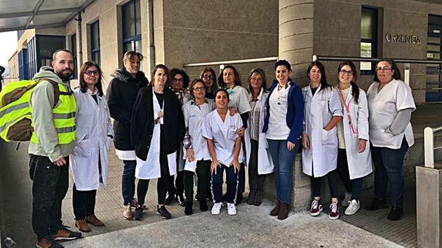 El concejal Breogán Blanco, a la izquierda, con personal del centro de salud al iniciar su marcha a Santiago.