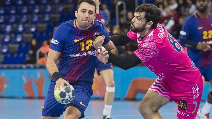 Pablo Castro intenta frenar al extremo del Barcelona Víctor Ariño en el partido de ayer en el Palau Blaugrana. // Cortesía de Víctor Salgado-FCB