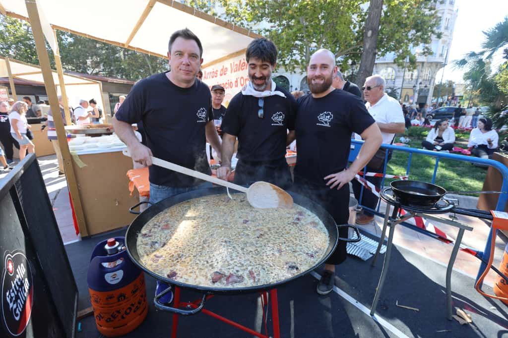 La plaza del Ayuntamiento de València se convierte en un gran restaurante al aire libre con el Tastarròs