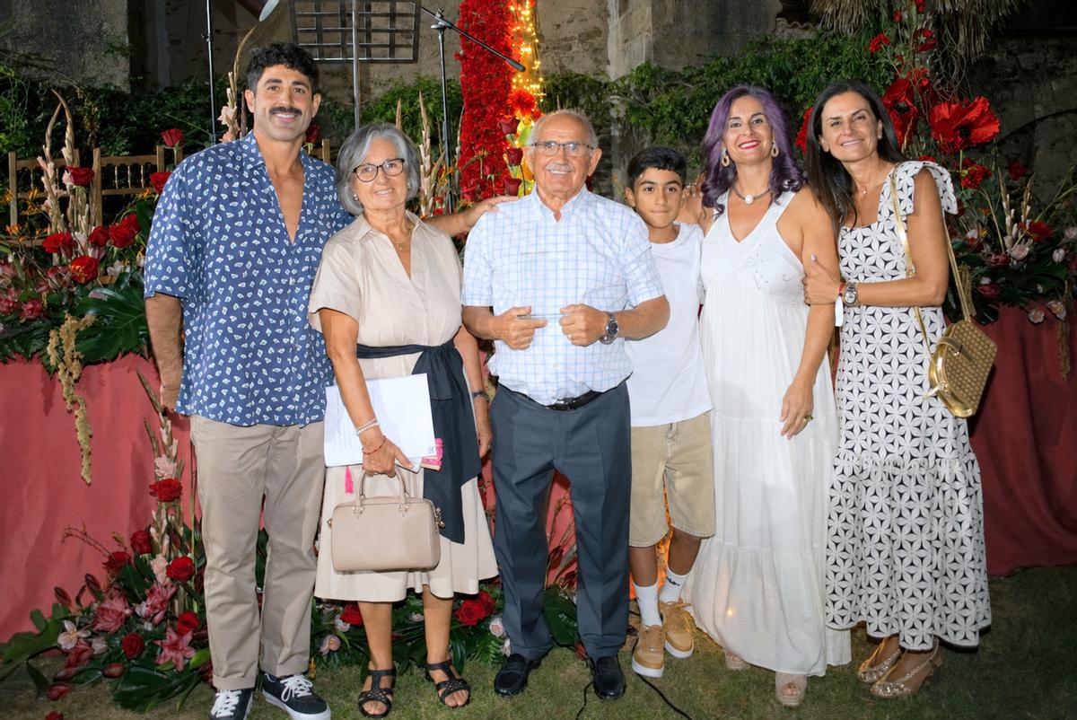 El pregonero, en el centro de la imagen, rodeado de sus familiares.