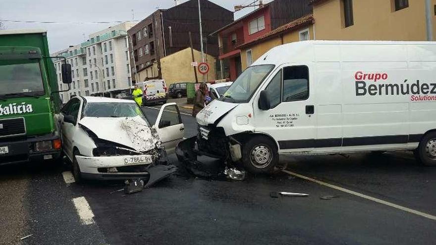 Choque entre un coche y una furgoneta, ayer, en la N-550, en Carral.