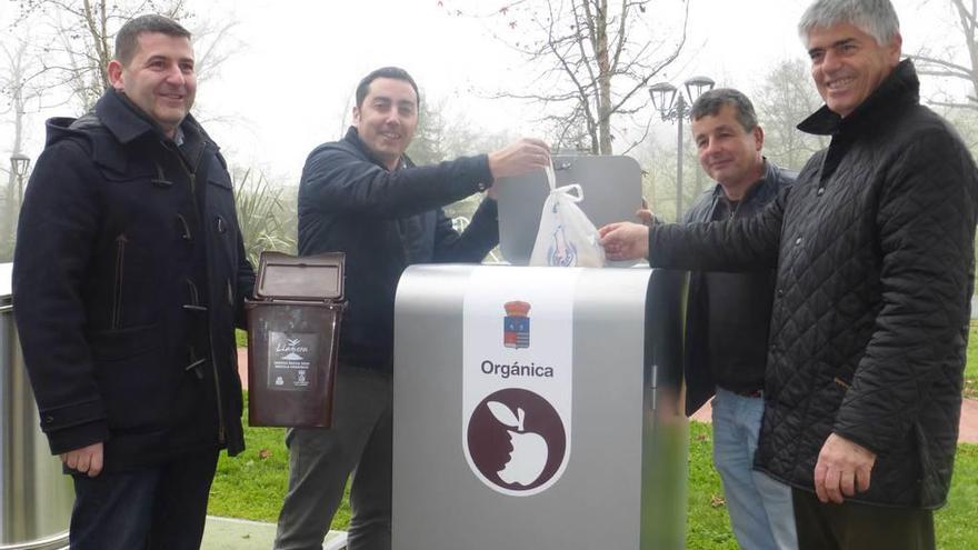 Alberto Fernández, concejal de Medio Ambiente; Gerardo Sanz, alcalde; José María Vega, concejal de Obras, y Santiago Fernández, gerente de Cogersa, estrenan el nuevo contenedor del concejo.