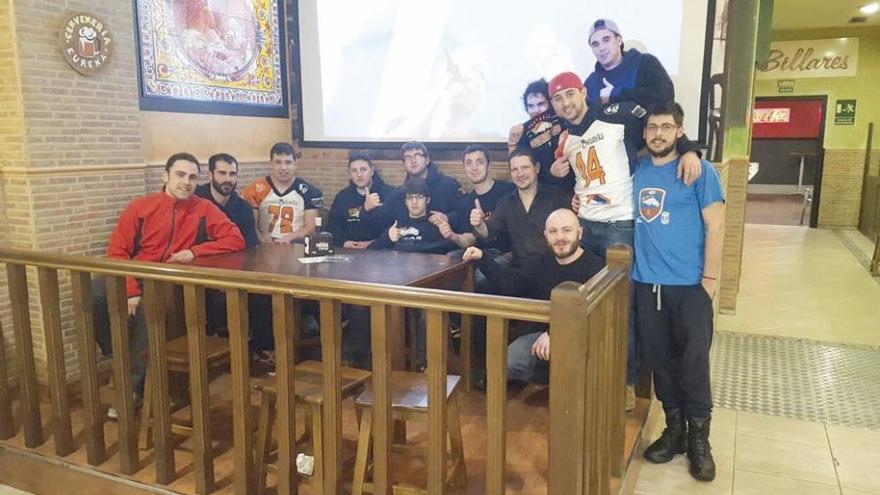 Miembros de los Bestas, en la cervecería Eureka, durante la Super Bowl.