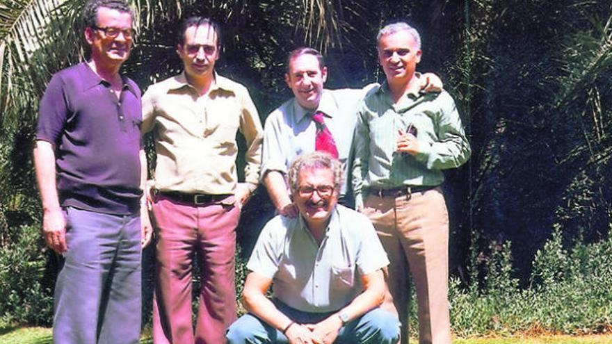 De izquierda a derecha, José Luis Gallardo, Enrique Fernández, Alfredo Landa, Francisco Melo Sansó y, agachado, Juan Antonio Bardem, en una foto tomada en marzo de 1977 en los jardines del hotel Oasis.