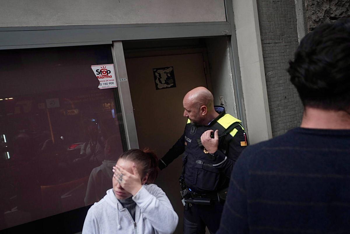 Barcelona vuelve a precintar el bar de Tuset donde Piqué y Clara Chía se conocieron. Imágenes de este 5 de noviembre de 2025.