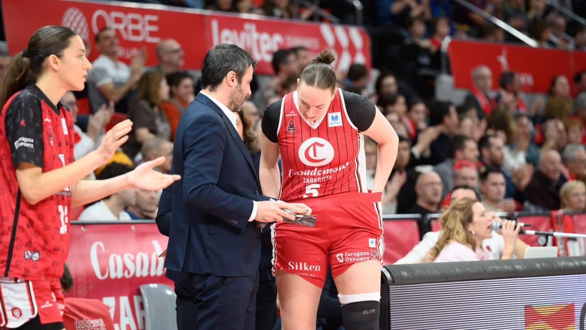 Carlos Cantero da instrucciones a Hempe durante un partido del Casademont.