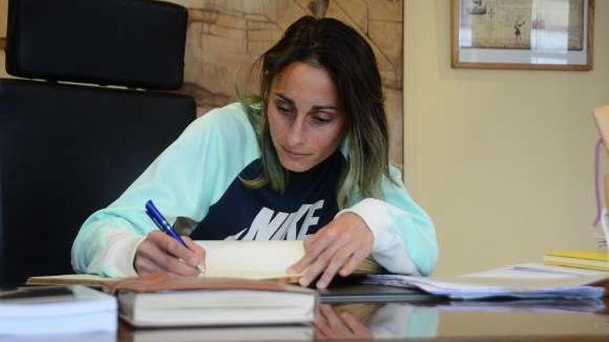 Solange firma en el libro de honor del Concello de Cangas. // G. Núñez