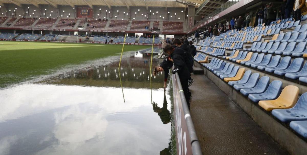 La acumulación de agua en el césped de Pasarón retrasó el partido media hora. |   // G. SANTOS
