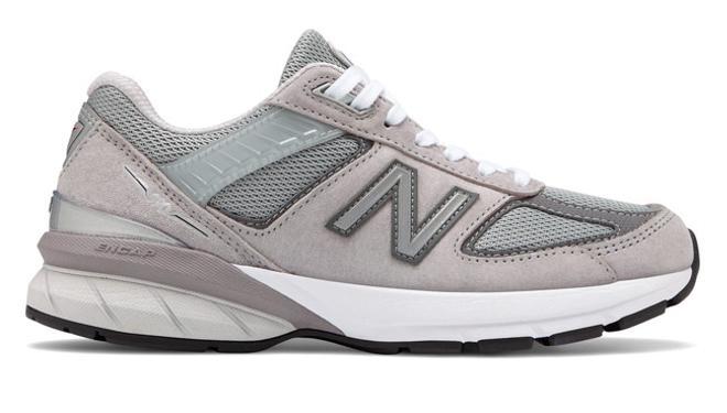 Modelo de deportiva en gris 990v5 de New Balance