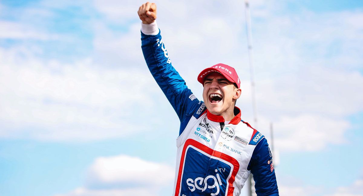 Alex Palou celebra su victoria en el Gran Premio de Alabama.