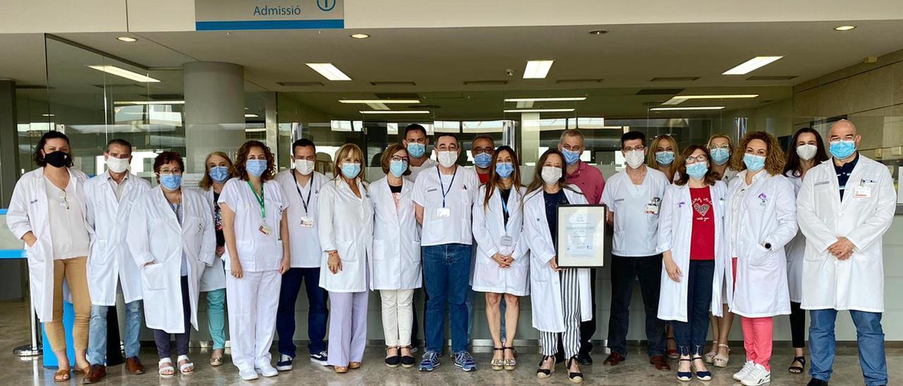 La Dr. Liliana Fuster, con la certificación en mano, acompañada de algunos de los profesionales del Servicio de Admisión del Hospital de Alzira.