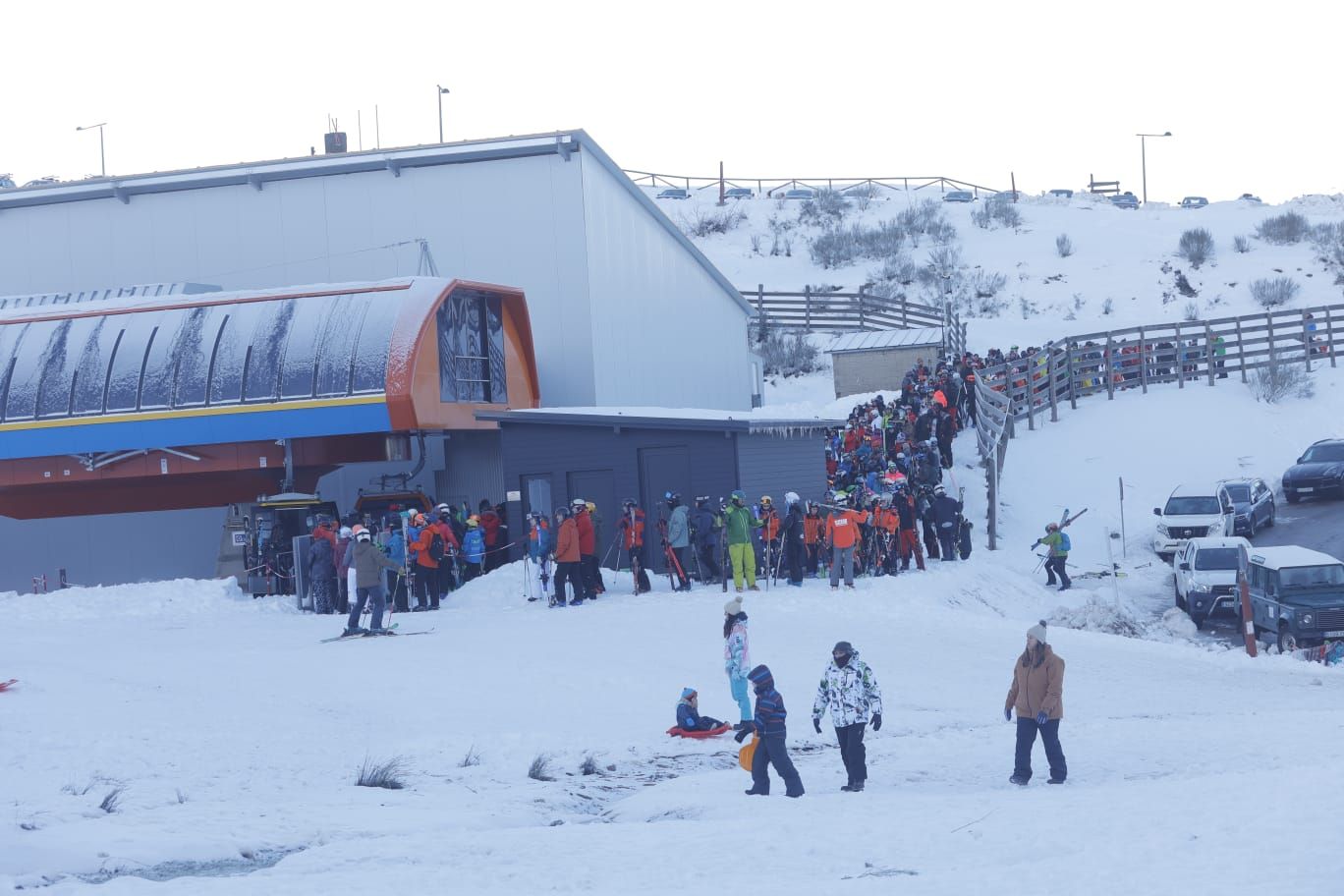 Así está siendo el primer día de la temporada de esquí en Asturias: Pajares y Fuentes, con muchos aficionados