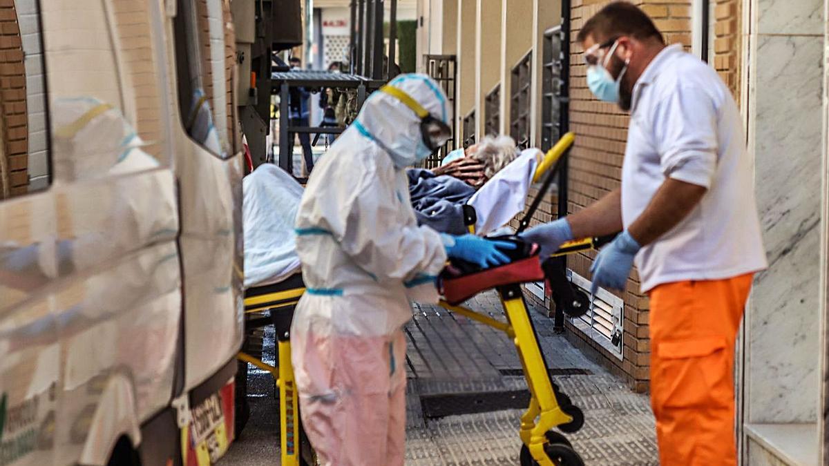 El geriátrico de Formentera del Segura durante el traslado de una residente.