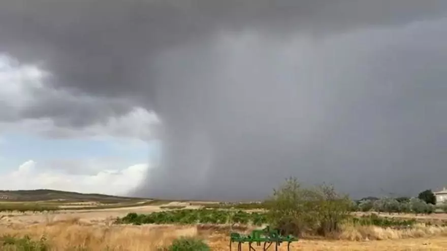 "¡Espectacular 'downburst'!": el temporal deja una impactante estampa en Lorca