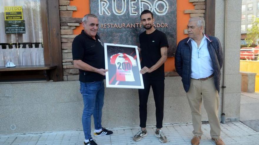 Julio Rey recibiendo el obsequio del club ayer en el Mesón Ruedo. |