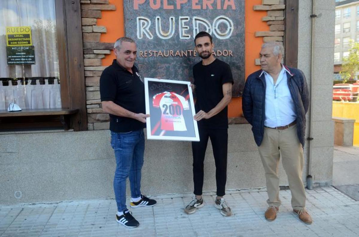 Julio Rey recibiendo el obsequio del club ayer en el Mesón Ruedo. |
