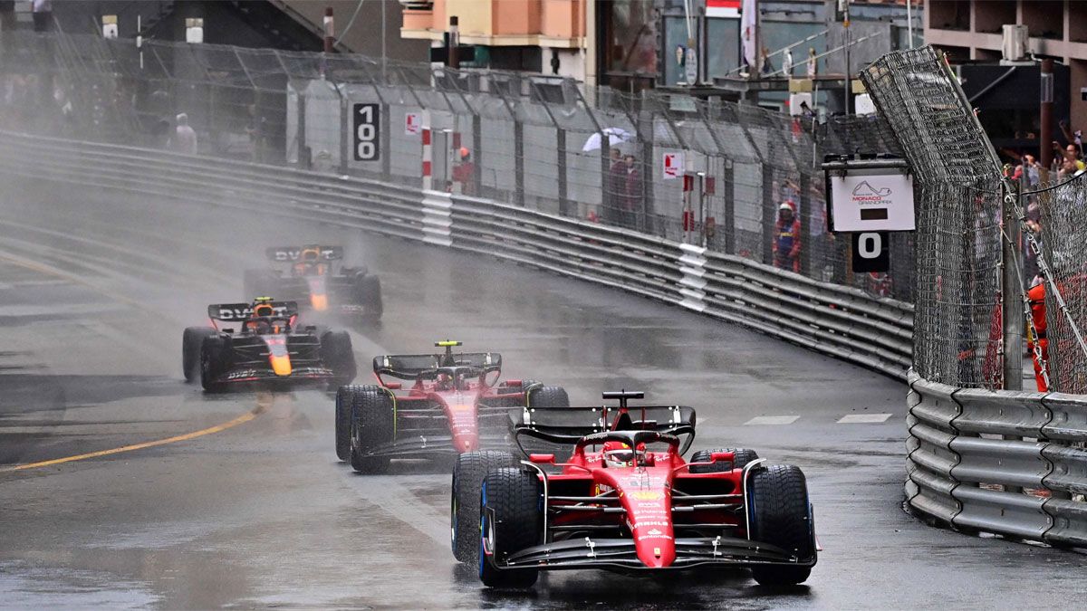 Leclerc y Sainz, en la salida bajo la lluvia en Mónaco