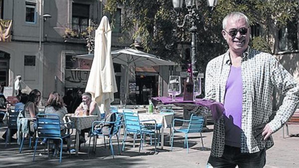 Efervescencia humana  Un camarero llamado...EN SU FACETA MÁS ESPONTÁNEA, PICÓ PRACTICA CÓMO SERÍA SI SE GANARA LA VIDA SIRVIENDO 'BIRRAS' Y TAPAS EN LAS TERRAZAS DE LA PLAZA DE OSCA