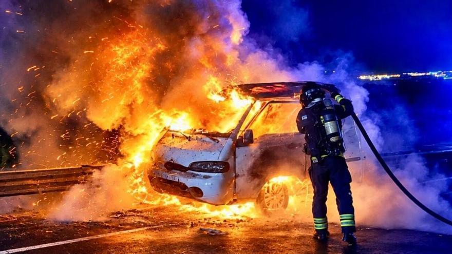 Un incendio calcina una furgoneta mientras circulaba en Lanzarote