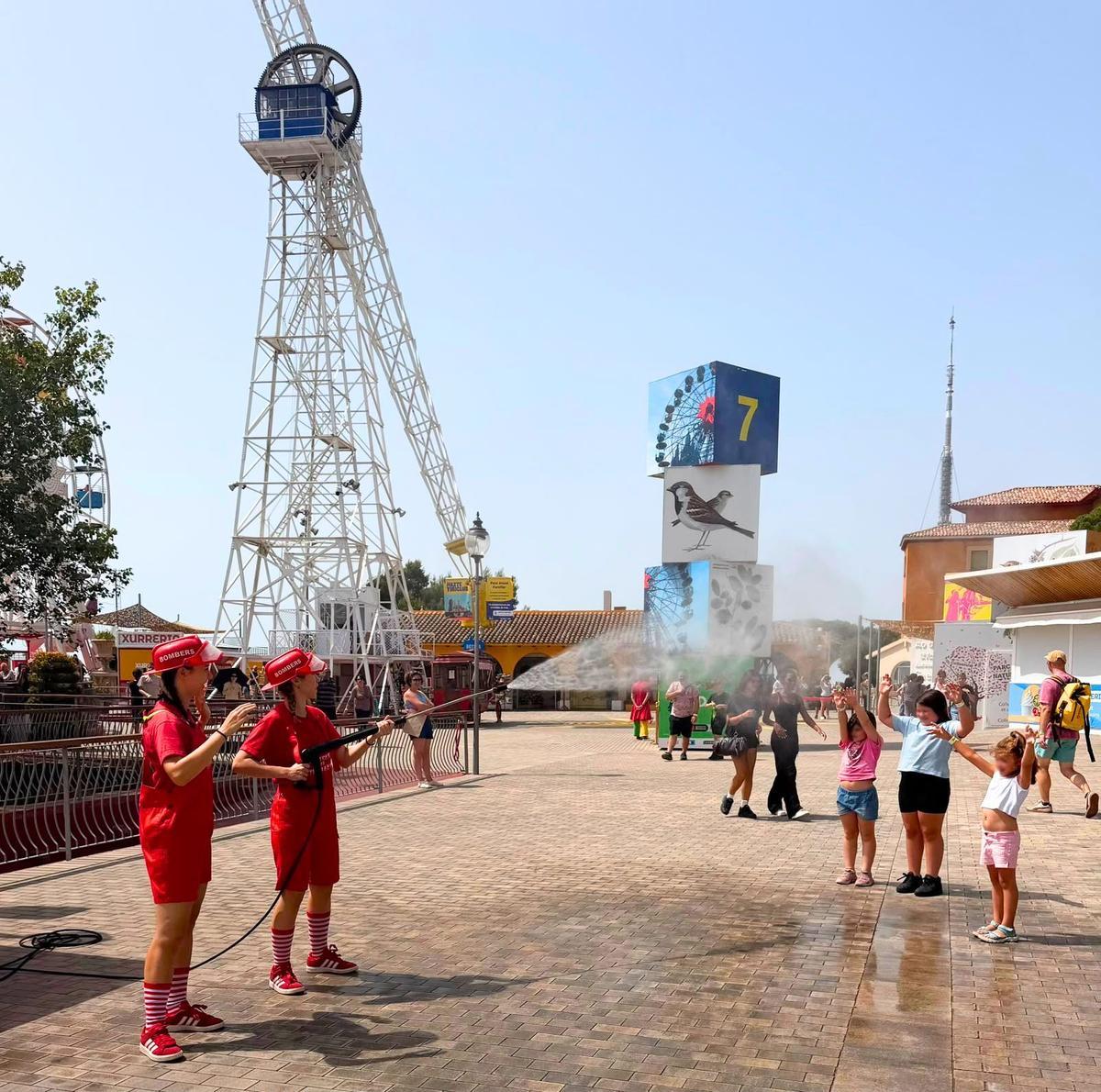 La animación itinerante 'Els Bombers' refresca a los visitantes del Tibidabo