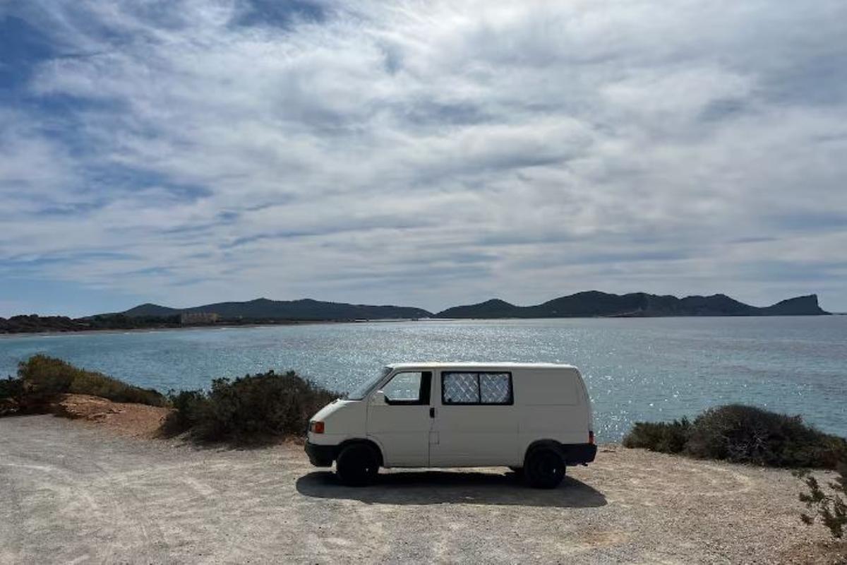 El propietario explica que te puedes mover por toda la isla con el vehículo