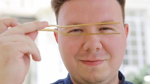 Der Mann mit der goldenen Pinzette: Das Küchenutensil bekam Gigi Ferrulli von einer renommierten Kochschule in Rom verliehen. | FOTO: NELE BENDGENS
