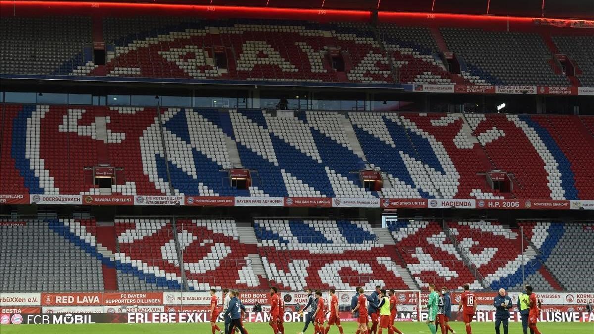 Los jugadores del Bayern, tras el partido ante el Fortuna Dusseldorf, en el Allianz Arena vacío