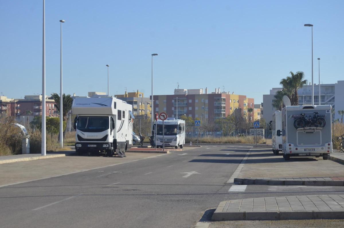 Autocaravanas que no caben en el párking estacionan en otros puntos.