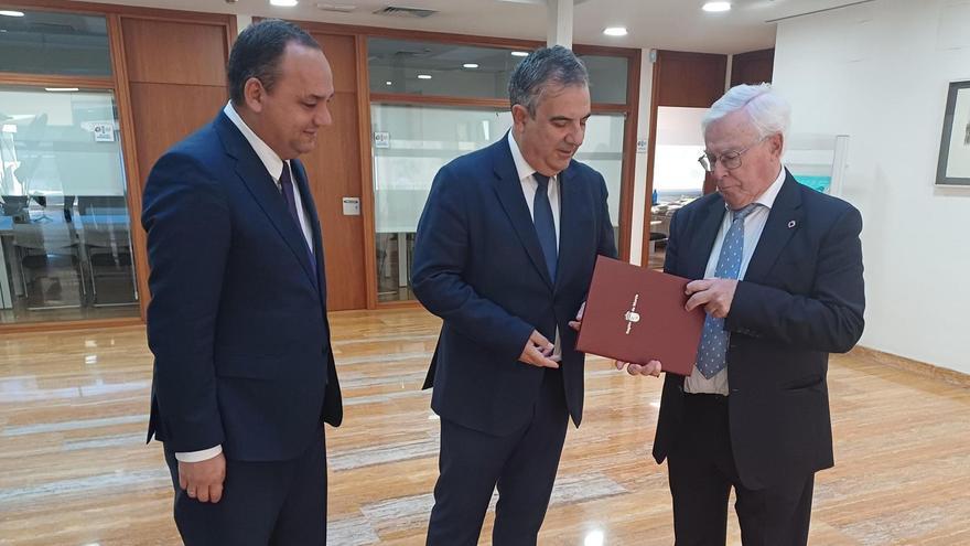 Juan María Vázquez entrega el anteproyecto de la Ley de Universidades a José Antonio Cobacho.