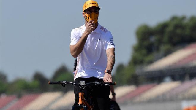 Daniel Ricciardo en bicicleta dando la vulta al Circuit