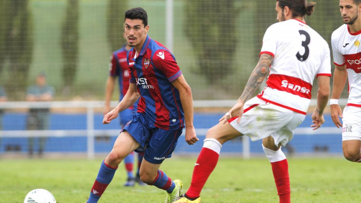 Artura jugando con el filial del Levante en Buñol.