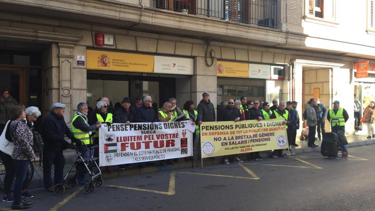 Manifestación ante la sede de la Seguridad Social en Alzira