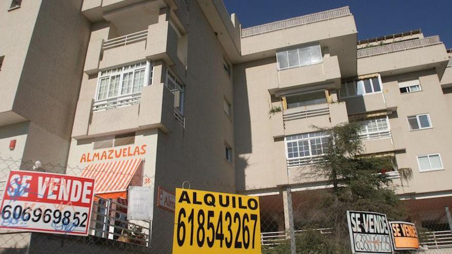 Carteles de venta y alquiler en un edificio de la capital.