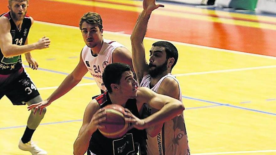 Javi Menéndez lucha por ganar la posición ante un jugador del Juaristi.