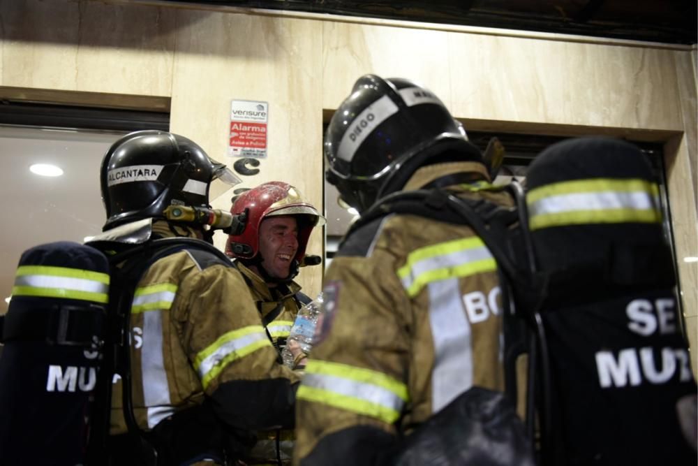 Incendio en un edificio de la plaza Camachos de Murcia