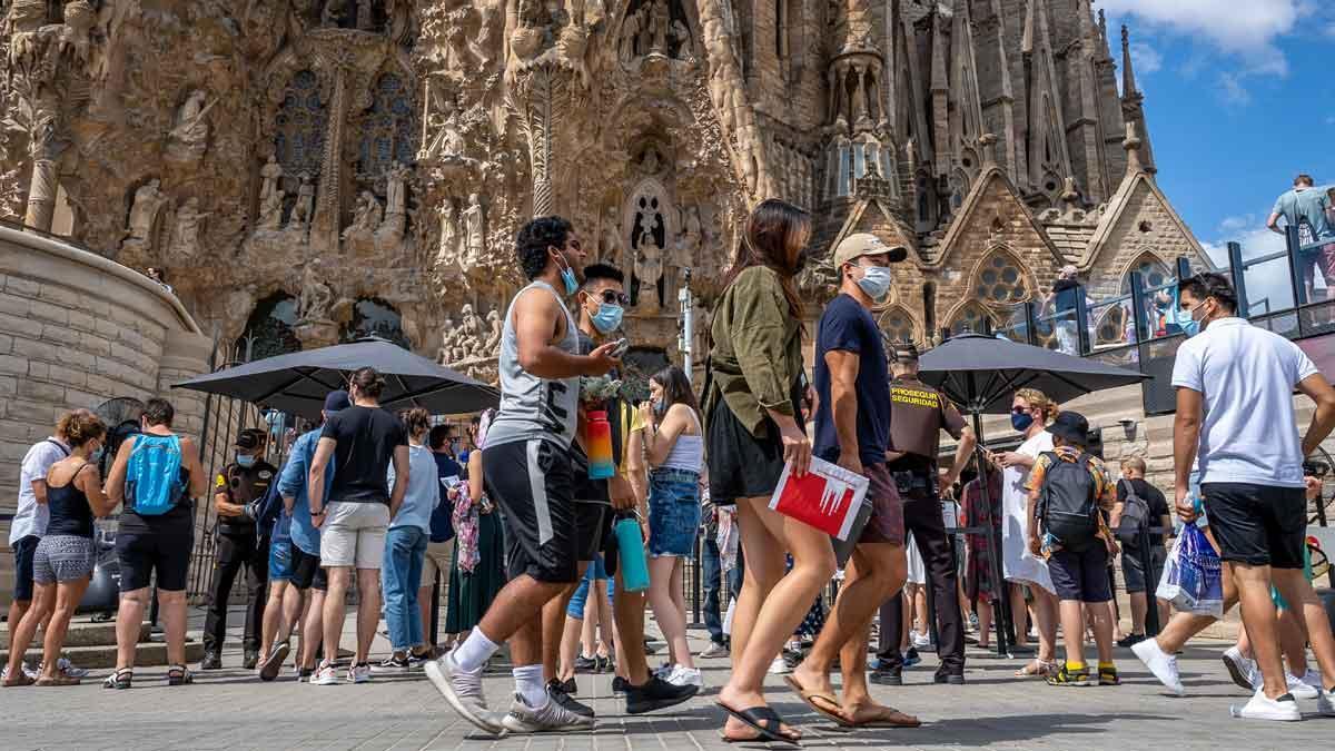 Turistas frente a la Sagrada Família, en Barcelona