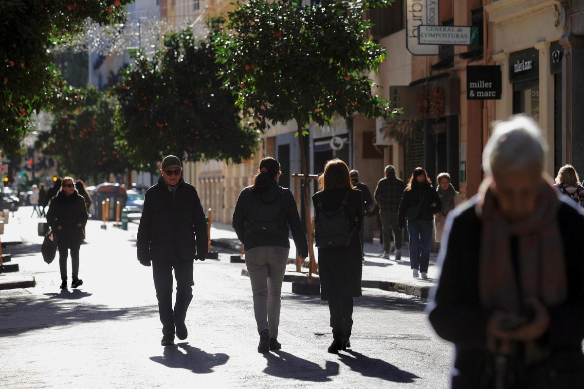 Los peatones toman la calzada el último día de peatonalización de Jorge Juan