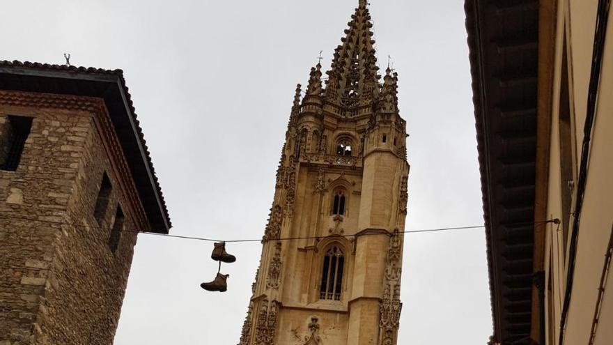 Las botas colgadas con la catedral detrás.