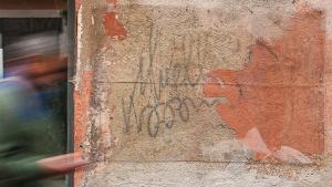 Imagen del graffiti de Juan Carlos Argüello, Muelle, que ha aparecido en el muro de un edificio en obras en La Latina.