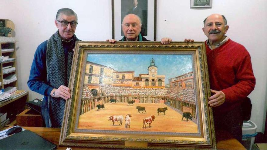 El alcalde de Fermoselle (i) junto a Bernardo Guerra y José Miguel Calzada con el cuadro donado.