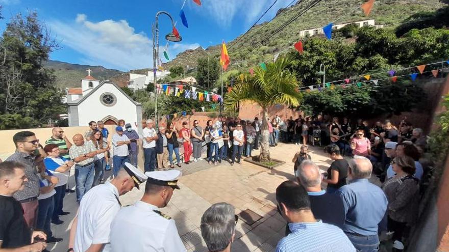 Momento en el que se inaugura la placa que recuerda a los semaforistas de Igueste San Andrés. | | E.D.