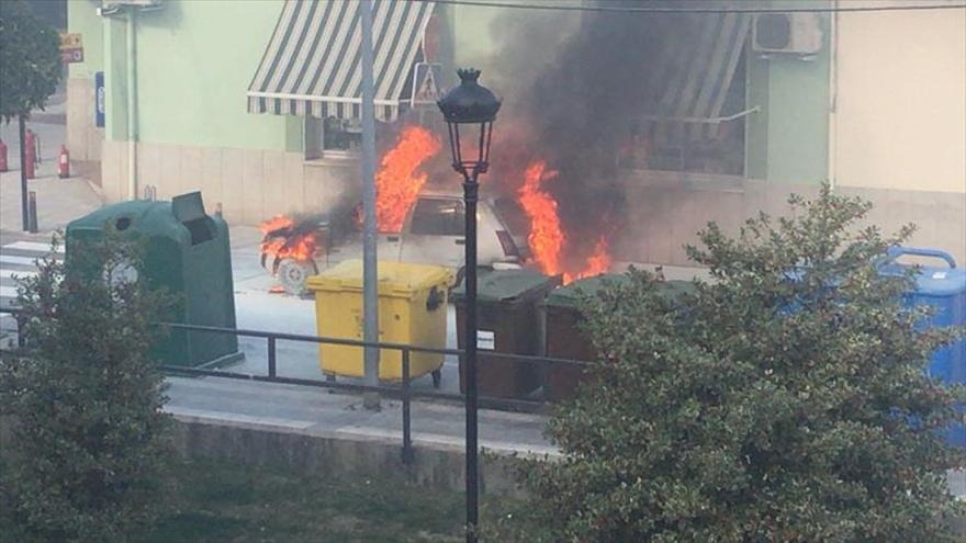 Vehículo calcinado en el casco urbano jaraiceño