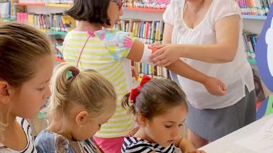 Los niños convierten la biblioteca infantil de Onda en un «hospital de  libros» - Levante-EMV