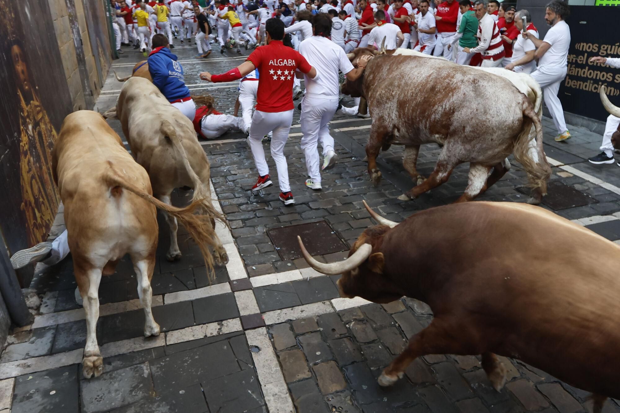 PAMPLONA, 09/07/2025.- Los mozos son perseguidos por los toros de la ganadería Álvaro Núñez durante el tercer encierro de los Sanfermines 2025 este miércoles en Pamplona. EFE/Jesús Diges