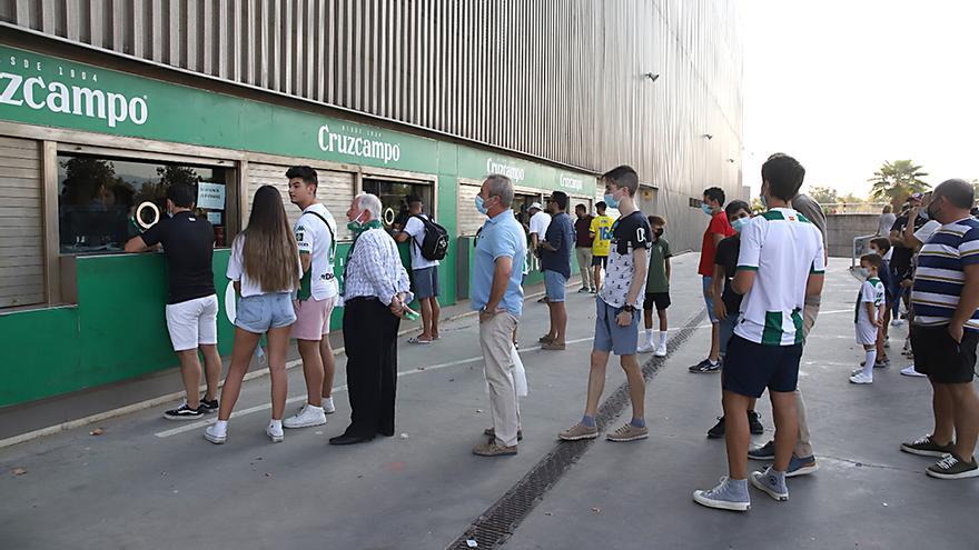 Aficionados asistentes al encuentro Córdoba CF-Cádiz B