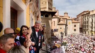 La emoción se desborda en Teruel con el beso de Pilar y Javier al ponerle el pañuelo al Torico