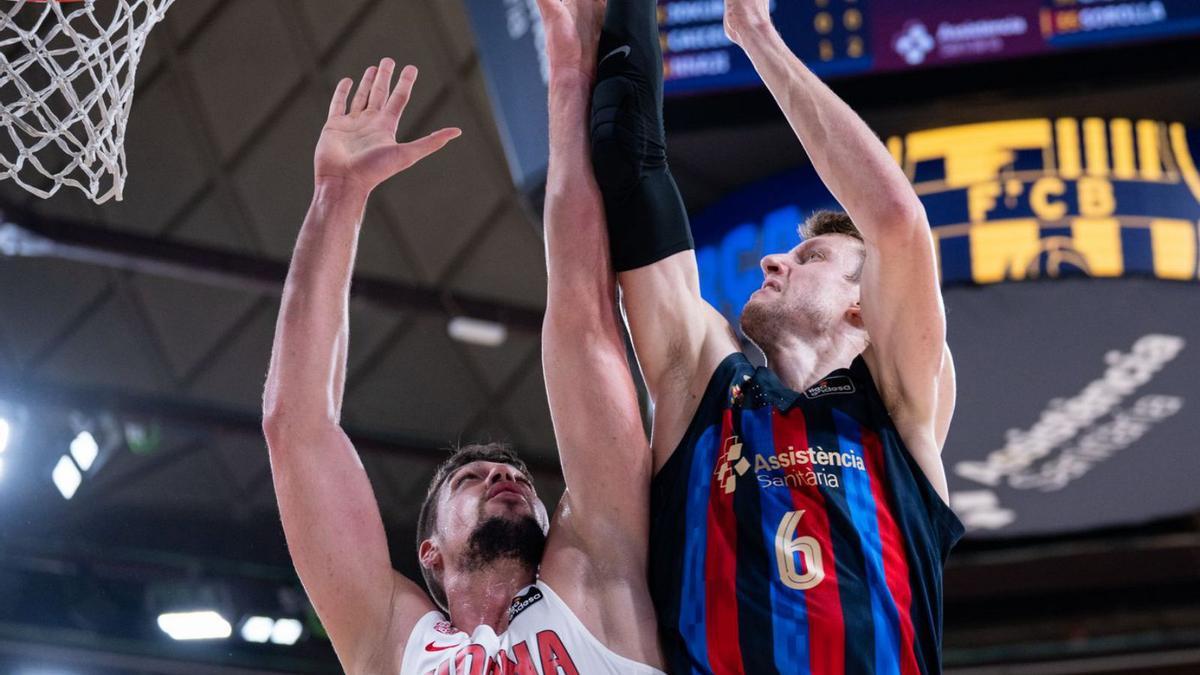 Vesely entra a cistella
davant Jaume 
Sorolla.  sara gordon/acb