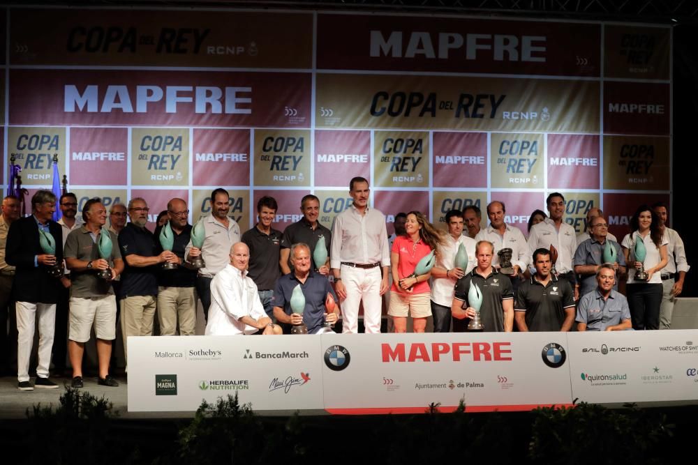 Felipe VI corona a los campeones de la Copa del Rey Mapfre