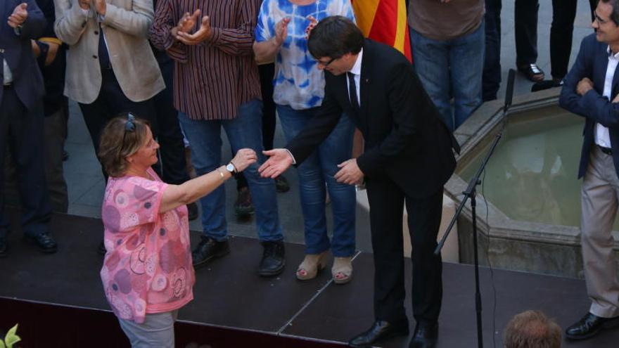 Membres de la comunitat educativa fan una entrega simbòlica de les claus dels seus centres al president Puigdemont.