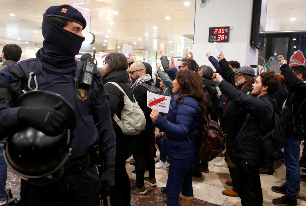 Protesta de los CDR en la estación de Sants